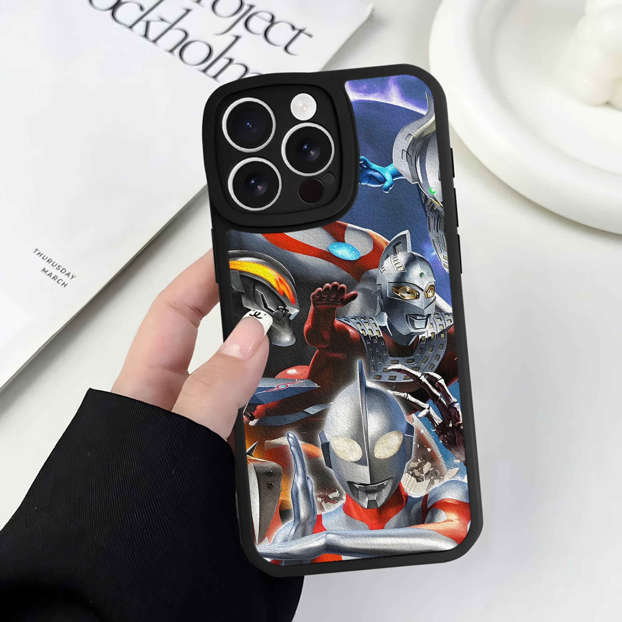 （画像用） ウルトラマン Ultraman 【iPhone 16シリーズ対応】シリコンスマホケース（レザー調） 材質：シリコン